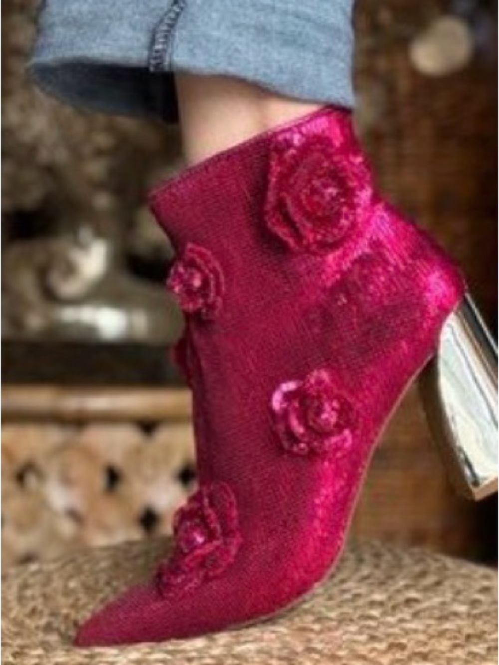 🌟🌼NIB BETSEY JOHNSON FINLEE FUSHIA SIZE 6.  Beautiful sequins flowers